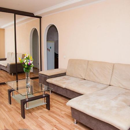 Semi Luxury Apt On Yatsenka 8 Near Intourist Hotel Zaporizhia Exterior foto