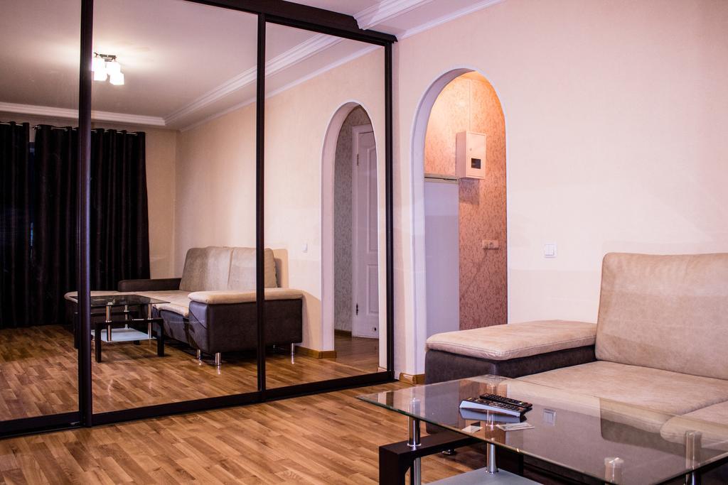 Semi Luxury Apt On Yatsenka 8 Near Intourist Hotel Zaporizhia Exterior foto